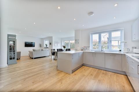 5 Augustus Drive, Epsom, KT17 1FJ