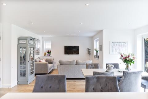 5 Augustus Drive, Epsom, KT17 1FJ