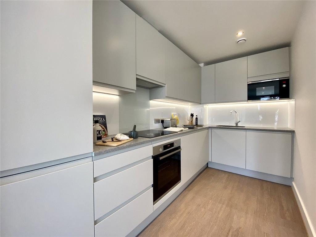 Thames Quarter, 2 Napier Road... 2 bed apartment - £1,700 pcm (£392 pw)