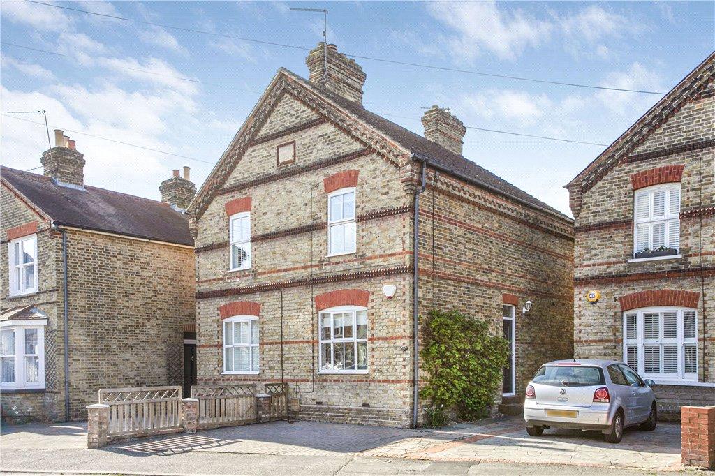 Wendover Road, StainesuponThames, Surrey, TW18 2 bed semidetached