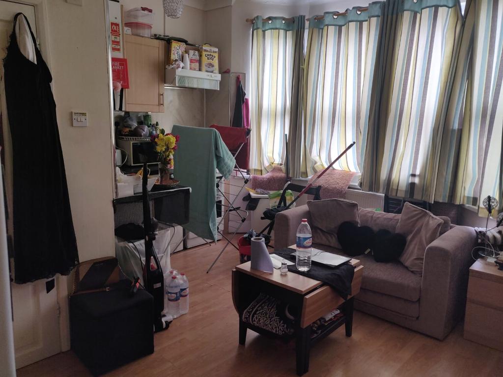 Hounslow TW3 Studio £850 pcm (£196 pw)