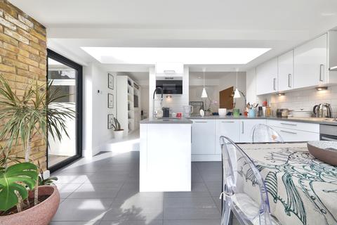 42a Alkham Road, London, N16 7AA