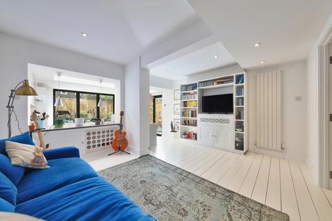 42a Alkham Road, London, N16 7AA