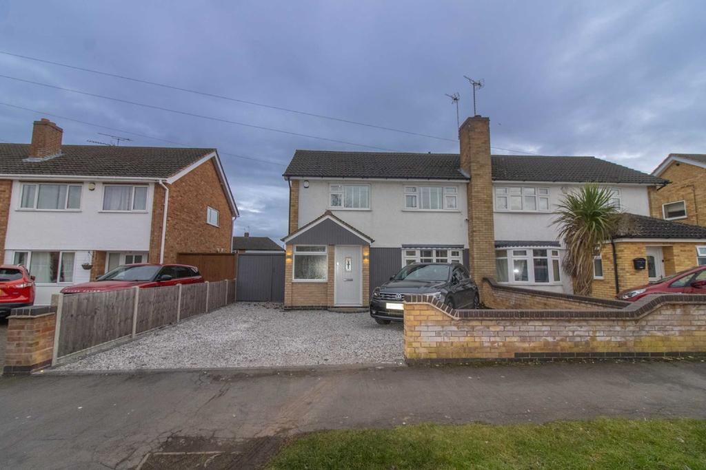 Dorset Avenue, Wigston, LE18 3 bed semidetached house £290,000