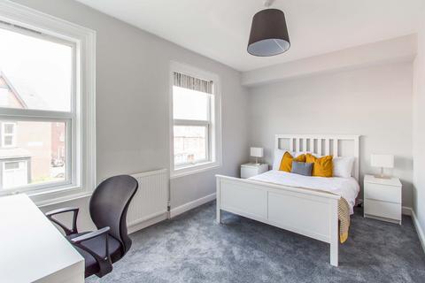6 bedroom terraced house to rent, BILLS INCLUDED - Headingley Avenue, Headingley, Leeds, LS6