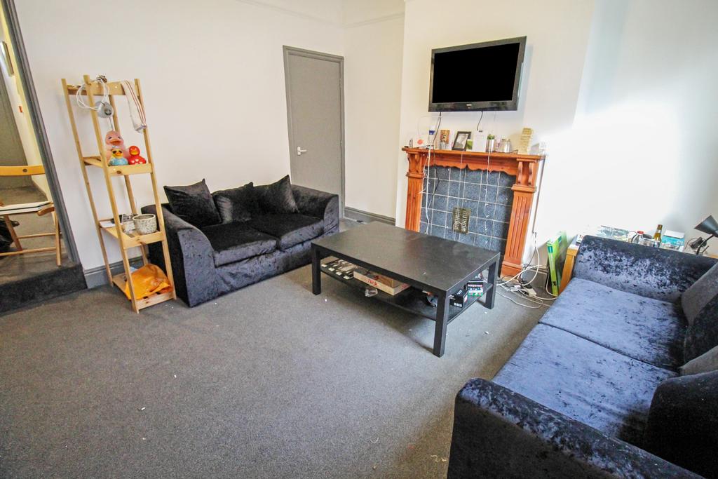 Welton Grove, Hyde Park 5 bed terraced house £2,058 pcm (£475 pw)