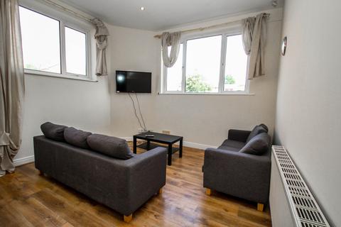 4 bedroom end of terrace house to rent - BILLS INCLUDED - Haddon Road, Burley, Leeds, LS6