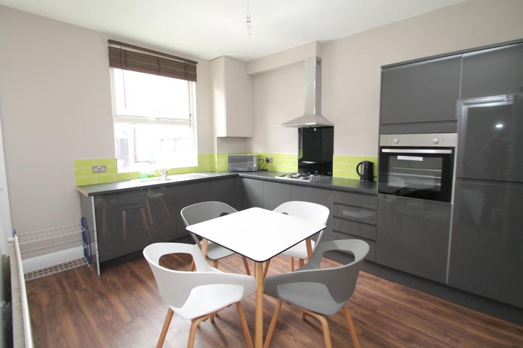 BILLS INCLUDED Norwood Place, Hyde Park, Leeds, LS6 4 bed terraced house £2,322 pcm (£536 pw)