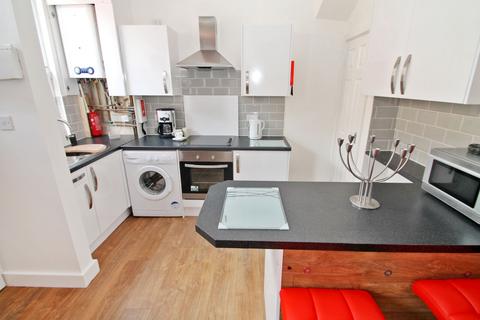 3 bedroom end of terrace house to rent, BILLS INCLUDED - Kings Avenue, Hyde Park, Leeds, LS6