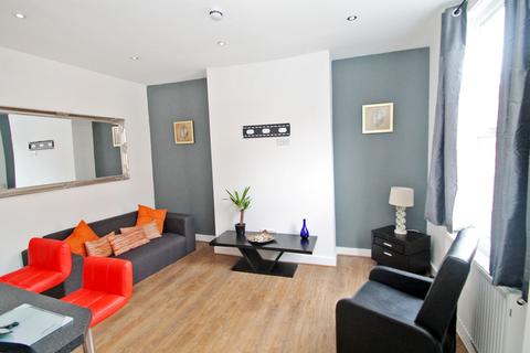 3 bedroom end of terrace house to rent, BILLS INCLUDED - Kings Avenue, Hyde Park, Leeds, LS6