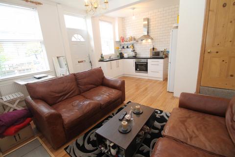 2 bedroom terraced house to rent, Wetherby Grove, Burley, Leeds, LS4