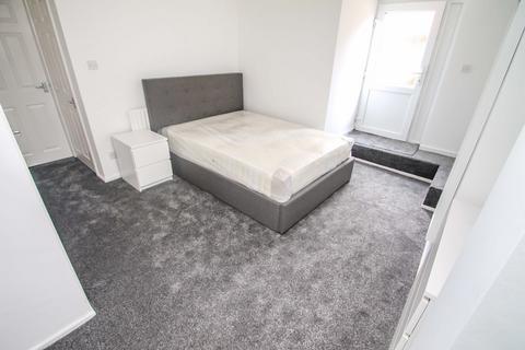 3 bedroom terraced house to rent, BILLS INCLUDED - Woodside Avenue, Burley, Leeds, LS4