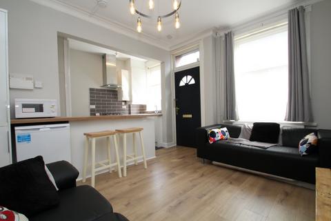 BILLS INCLUDED - Kelsall Terrace, Hyde Park, Leeds, LS6