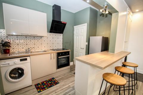 3 bedroom terraced house to rent, BILLS INCLUDED - Quarry Mount Place, Woodhouse, Leeds, LS6