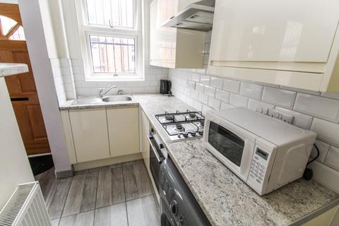 1 bedroom end of terrace house to rent, Autumn Grove, Hyde Park, Leeds, LS6