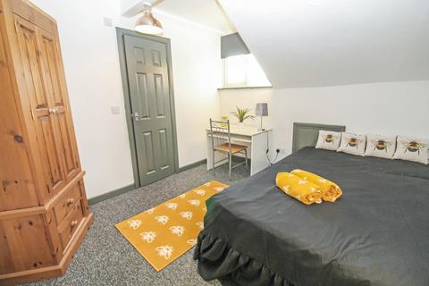 BILLS INCLUDED - Estcourt Avenue, Headingley, Leeds, LS6