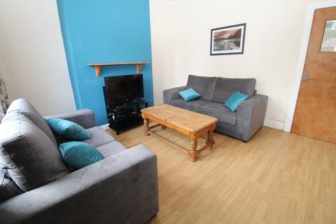 4 bedroom terraced house to rent - ALL BILLS INCLUDED - Burley Lodge Road, Hyde Park