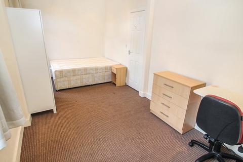 3 bedroom terraced house to rent, BILLS INCLUDED - Woodside Avenue, Burley, Leeds, LS4