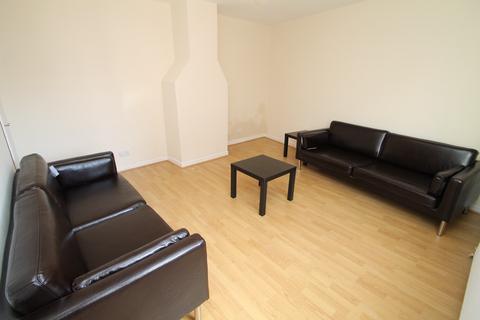 4 bedroom end of terrace house to rent, BILLS INCLUDED - Autumn Avenue, Hyde Park, Leeds, LS6