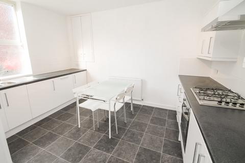 4 bedroom end of terrace house to rent, BILLS INCLUDED - Autumn Avenue, Hyde Park, Leeds, LS6