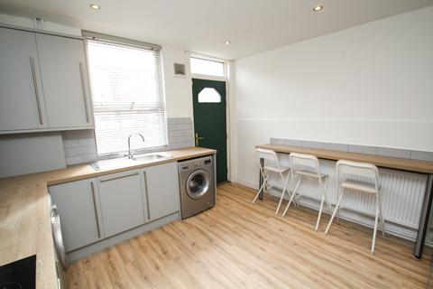 5 bedroom terraced house to rent, BILLS INCLUDED  - Burley Lodge Road, Hyde Park , Leeds, LS6