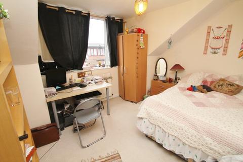 6 bedroom terraced house to rent, BILLS INCLUDED - Graham Grove, Burley, Leeds, LS4