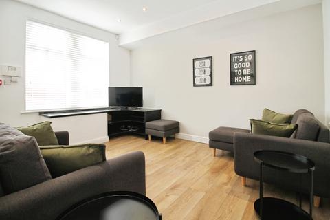 3 bedroom terraced house to rent, BILLS INCLUDED - Knowle Grove, Burley, Leeds, LS4