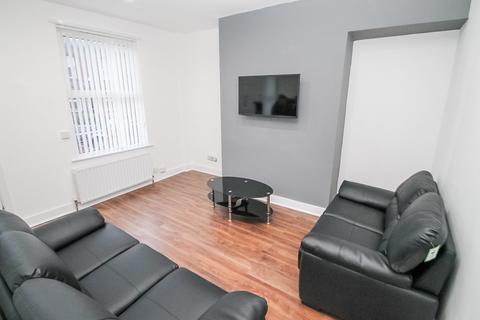 3 bedroom terraced house to rent, Graham View, Burley, Leeds, LS4