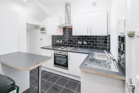 3 bedroom terraced house to rent, Graham View, Burley, Leeds, LS4
