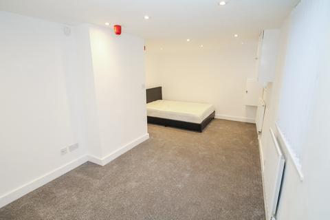 3 bedroom terraced house to rent, Graham View, Burley, Leeds, LS4