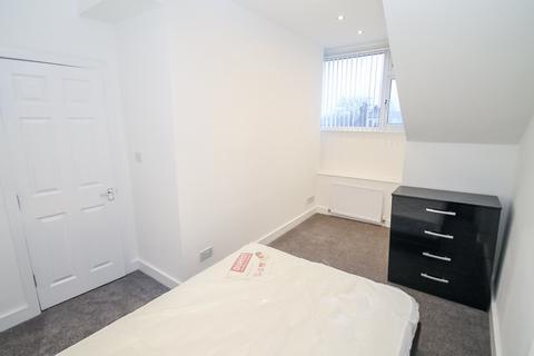 3 bedroom terraced house to rent, Graham View, Burley, Leeds, LS4