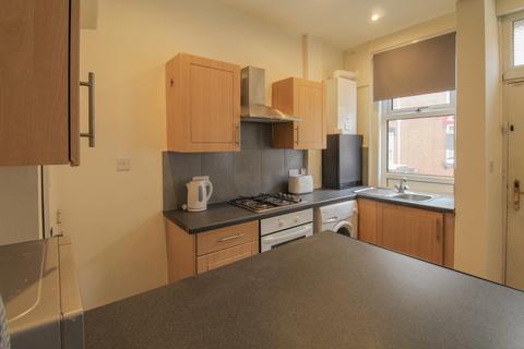 4 bedroom terraced house to rent, BILLS INCLUDED - Kings Avenue, Hyde Park, Leeds, LS6