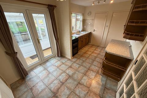 3 bedroom end of terrace house to rent, Farm Close, Burton-On-Trent, DE13