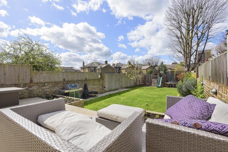 Knights Park, Kingston Upon Thames, KT1 5 bed house £4,250 pcm (£981 pw)