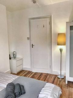 1 bedroom in a flat share to rent, East India Dock Road, London E14