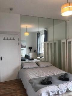 1 bedroom in a flat share to rent, East India Dock Road, London E14