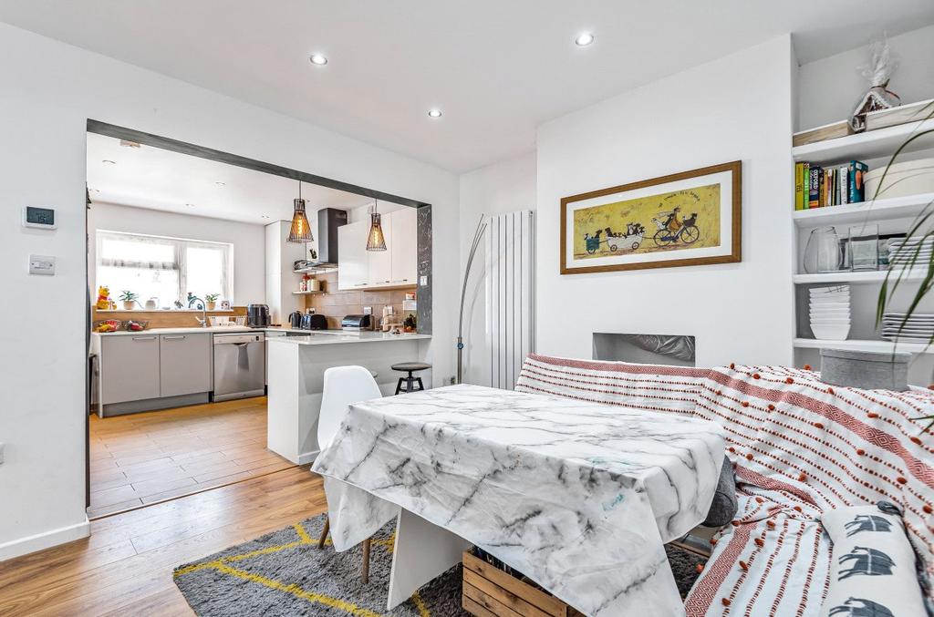 Oxford Avenue, Burnham, SL1 3 bed semidetached house £550,000