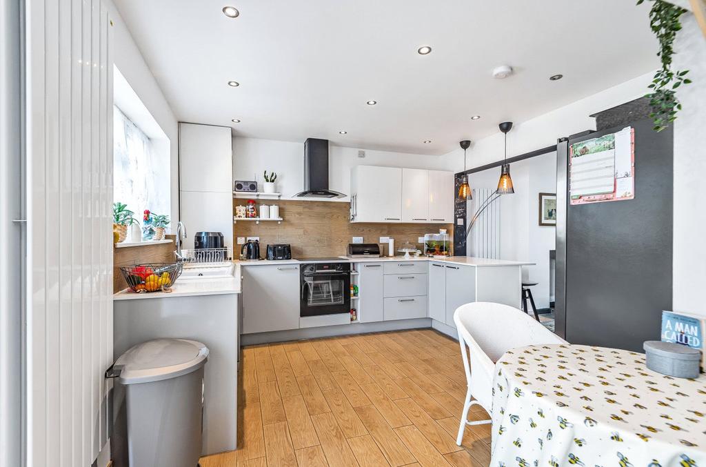 Oxford Avenue, Burnham, SL1 3 bed semidetached house £550,000