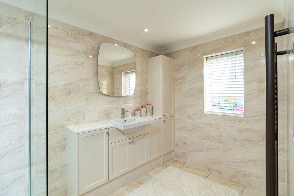 Ensuite to Bed 1