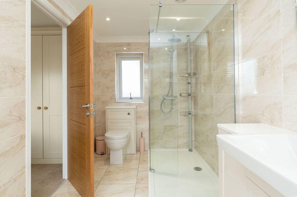 Ensuite to Bed 1