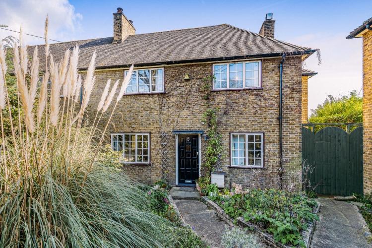 Sunray Avenue London SE24 3 bed cottage £3,000 pcm (£692 pw)