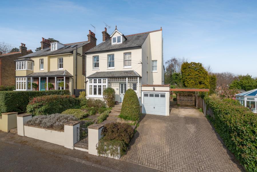 Berks Hill, Chorleywood, Herts WD3 6 bed detached house £1,550,000