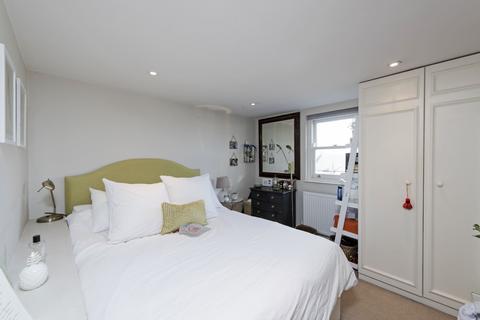 3 bedroom apartment to rent, Bennerley Road, SW11