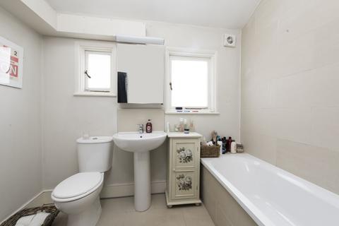 3 bedroom apartment to rent, Bennerley Road, SW11