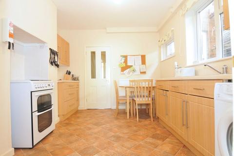 3 bedroom end of terrace house to rent, Highcross Road, Exeter