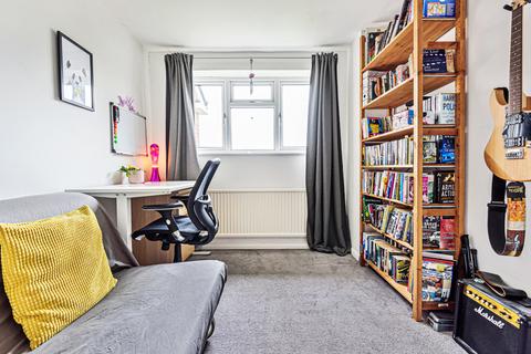 2 bedroom maisonette for sale - Carters Hill Close, London, SE9