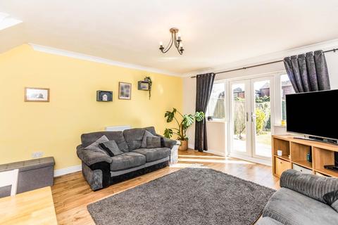 10 Milton Gardens, Featherstone, Pontefract, WF7 5DQ