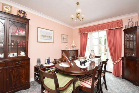 5 Denmark Gardens, Holbrook, Ipswich, IP9 2BG