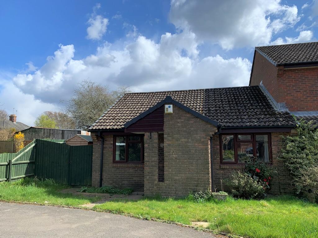 Cuthbury Gardens, Wimborne 2 bed semidetached bungalow £1,000 pcm (£