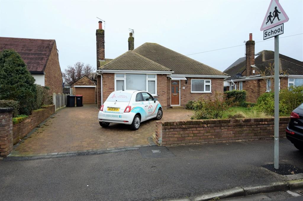 Carr Head Lane, PoultonleFylde 2 bed detached bungalow £1,150 pcm (£265 pw)